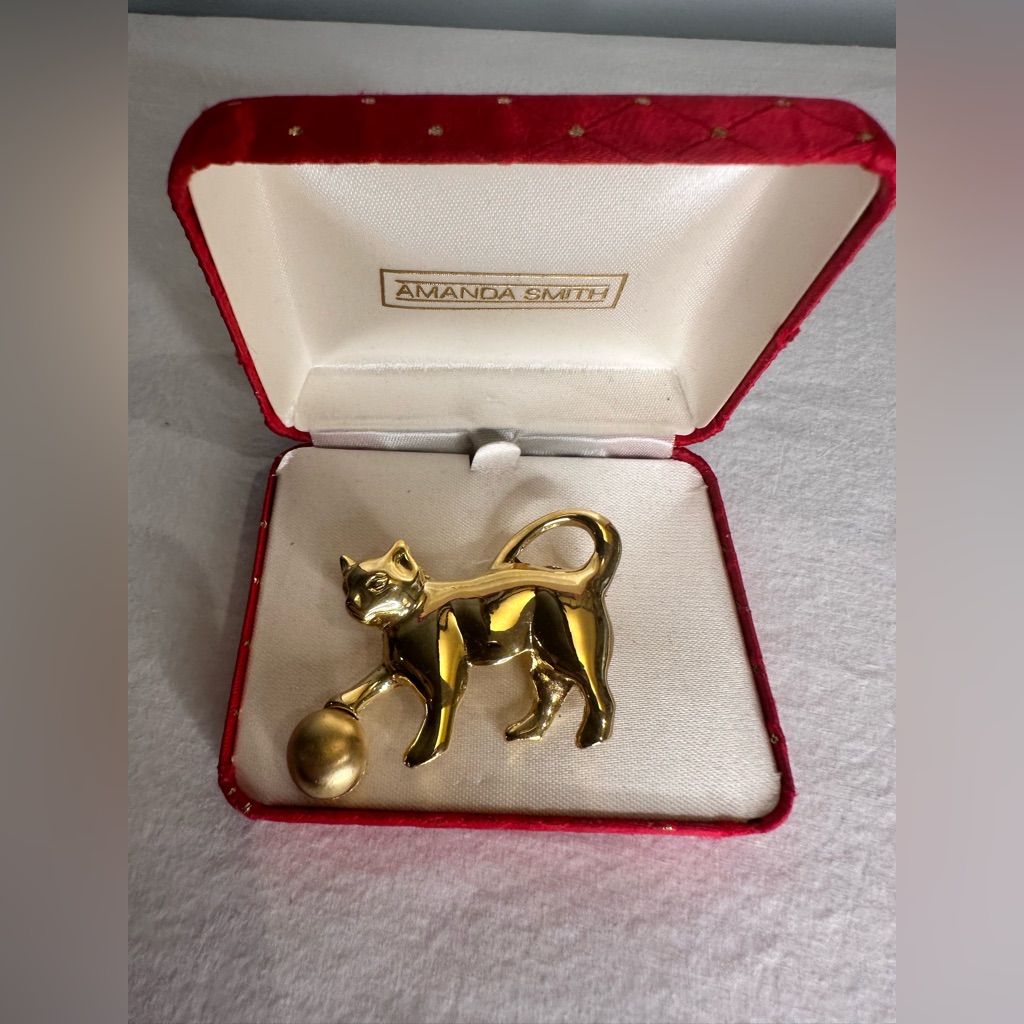 Vtg. Amanda Smith Gold Tone Cat With Ball 2